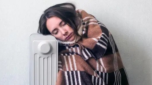 Woman leaning on radiator